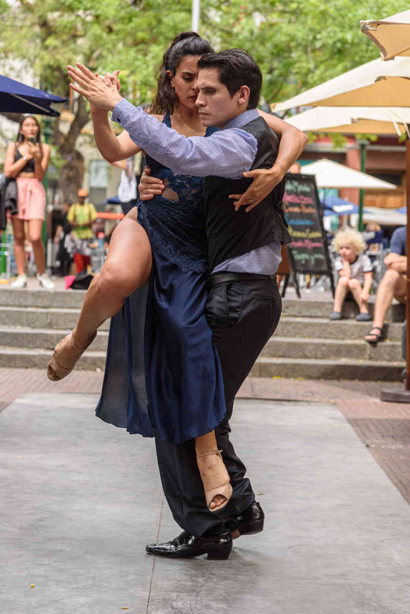 Argentina - Buenos Aires 104 - San Telmo - plaza Dorrego - pareja de bailarines bailando Tango.jpg